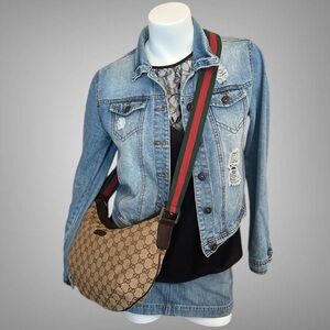 A 425- 💯 % authentic Gucci crossbody bag